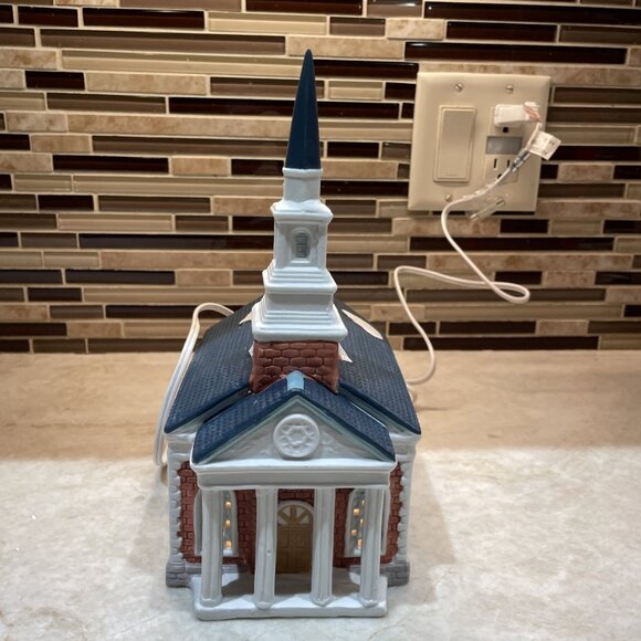 Dickens Keepsake Liberty Church 1994 Lighted Building Christmas Village NEW - Picture 3 of 14
